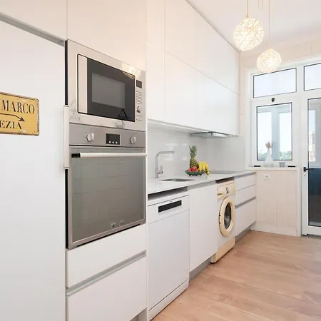 Host Wise - Spacious Vintage Flat - Small Balcony *