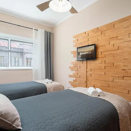 Host Wise - Spacious Vintage Flat - Small Balcony Apartment *
