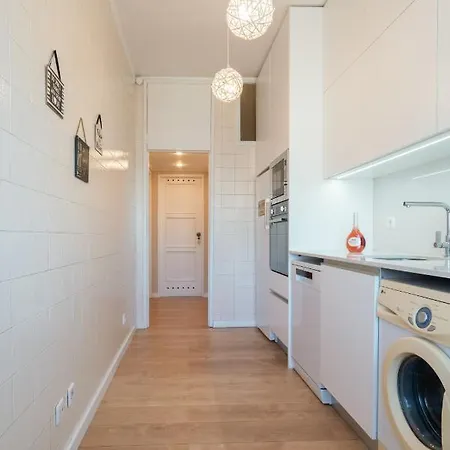 Host Wise - Spacious Vintage Flat - Small Balcony דירה *