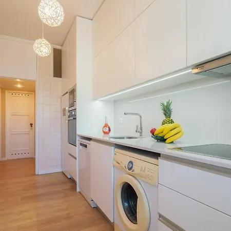 Host Wise - Spacious Vintage Flat - Small Balcony Apartment