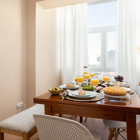 דירה Host Wise - Spacious Vintage Flat - Small Balcony פורטו