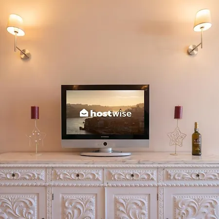 Host Wise - Spacious Vintage Flat - Small Balcony דירה פורטו
