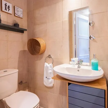 דירה Host Wise - Spacious Vintage Flat - Small Balcony פורטו