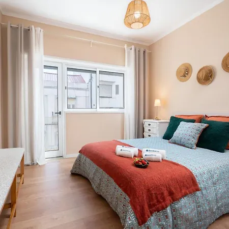 Host Wise - Spacious Vintage Flat - Small Balcony شقة *