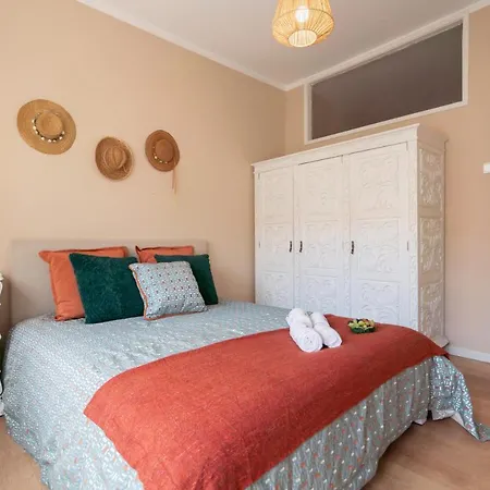 Host Wise - Spacious Vintage Flat - Small Balcony بورتو