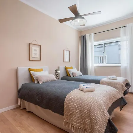 Host Wise - Spacious Vintage Flat - Small Balcony *