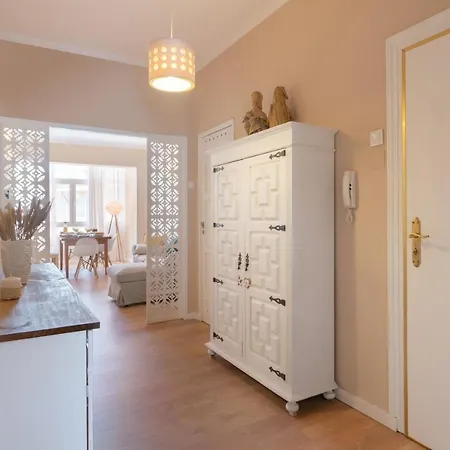 Host Wise - Spacious Vintage Flat - Small Balcony شقة *