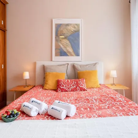 Host Wise - Spacious Vintage Flat - Small Balcony *