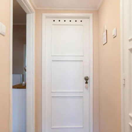 Apartamento Host Wise - Spacious Vintage Flat - Small Balcony *