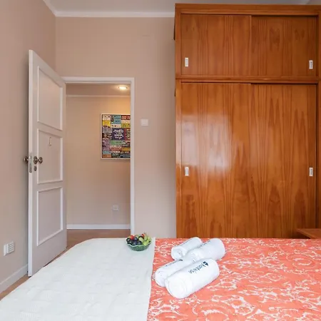 Host Wise - Spacious Vintage Flat - Small Balcony